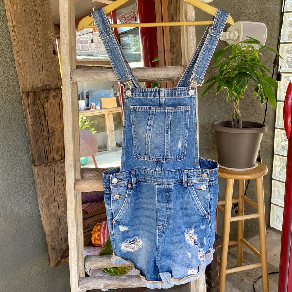 ✨HM DIVIDED DISTRESSED DENIM OVERALL SHORTS